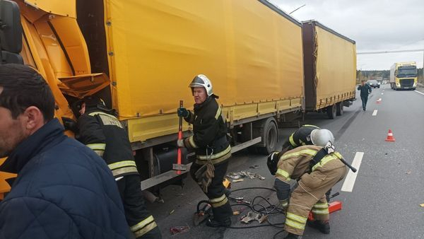 Во Владимирской области, в результате мощного столкновения двух фур, пострадал водитель 