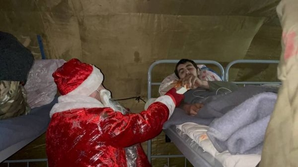 В госпиталь прифронтовой зоны прибыл владимирский Дед Мороз