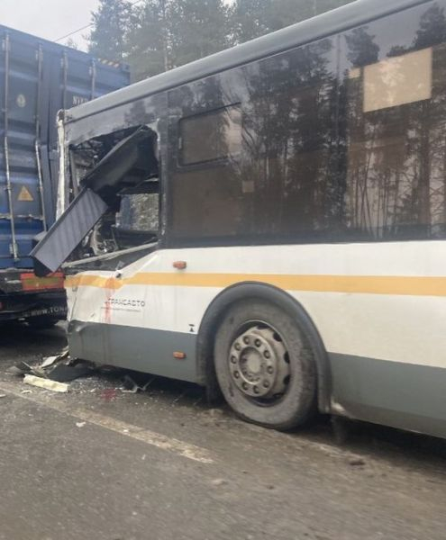 Появились фото жёсткой аварии на владимирском участке трассы М-7