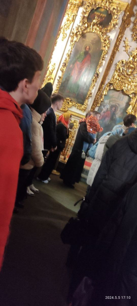 Жители и гости Владимира посетили Пасхальную вечерню в Успенском соборе