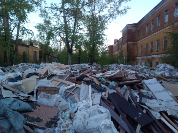 «Запах, как на мусорных полигонах»: владимирцы пожаловались на груды мусора в военном городке